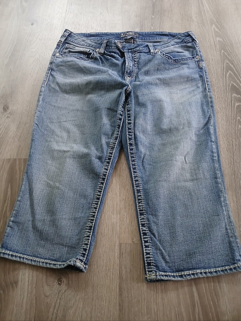 Silver Jeans Cropped Jeans Classic Midwash Denim Capris
